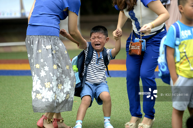 2014年09月01日，山东省济南市中小学开学第一天，在济南汇文实验学校，一年级新生拉着家长的手走进校园，开学典礼之后当孩子要进入教室时，有的孩子或拉着、或抱着家长的手不放，有的孩子看到父母离开后大声哭泣，一个个哭成了小泪人。
