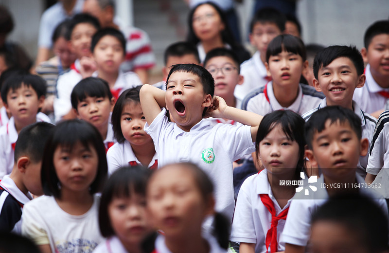 2018年9月3日，广东东莞，莞城中心小学分校举行开学典礼，典礼上的“特困生”们哈欠连连。