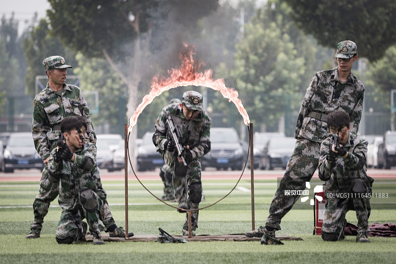 2018年8月28日， 北京王府学校高一新生经过8天艰苦训练，用军训汇报演出的形式迎接开学季。