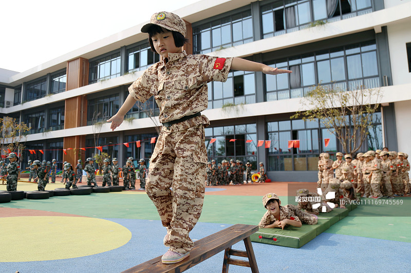 2018年9月29日，浙江省湖州市长兴县林城镇中心幼儿园的孩子们正在体验穿越火线、跨战壕、勇攀高峰、生死一线等军体游戏。