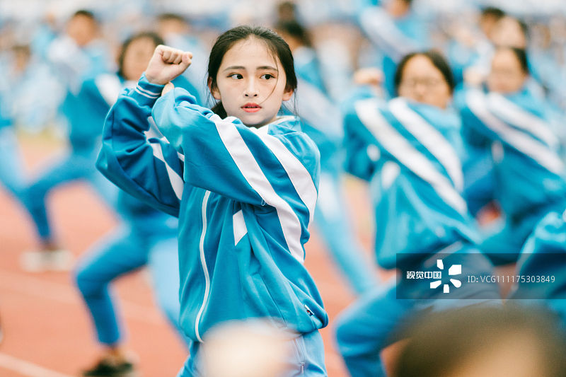2018年11月5日，广东省惠州市实验中学2018级新生军训成果汇报表演。军体拳方阵，一位女生正认真打拳。