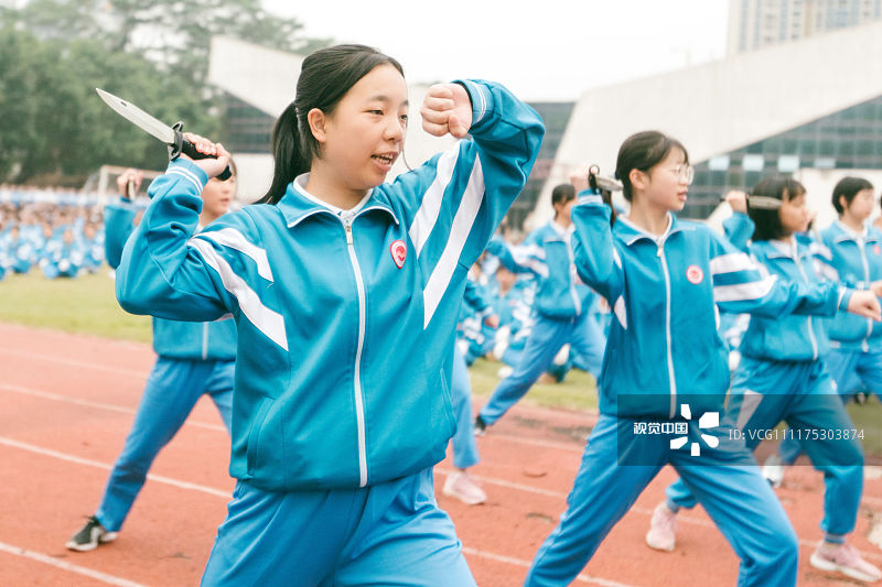 2018年11月5日，广东省惠州市实验中学2018级新生军训成果汇报表演。学生们展示匕首操、应急棍术、擒拿拳等。表情坚毅、动作有力，颇有军人风范。