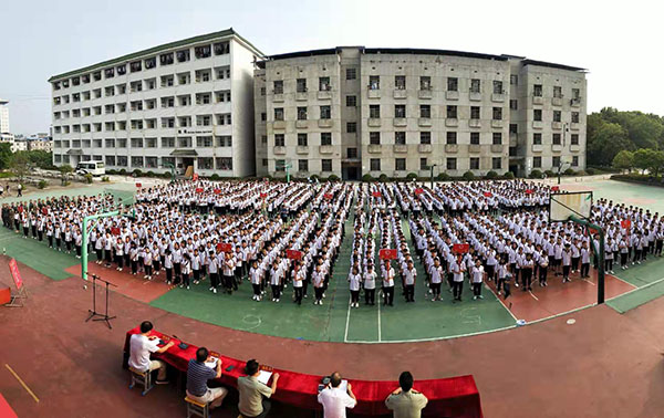 学生军训现场.jpg
