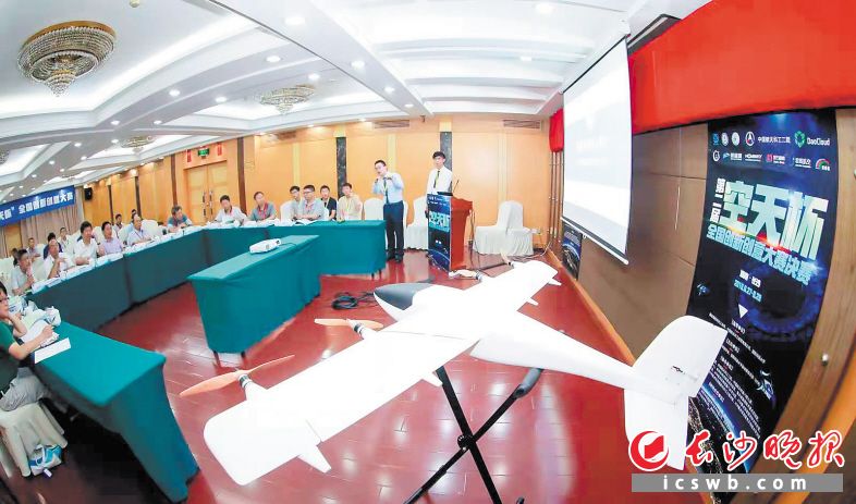 　　决赛现场，一款参赛的无人机作品受到了评委们的青睐。长沙晚报通讯员 陈江爱供图