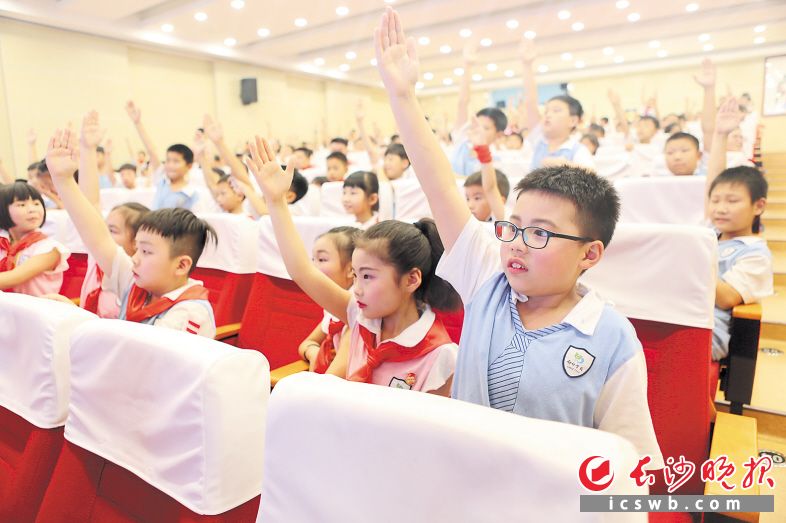 　　在天心区举行的《条例》进校园系列活动中，孩子们纷纷举手抢答《条例》知识。　　长沙晚报通讯员 杨威 摄