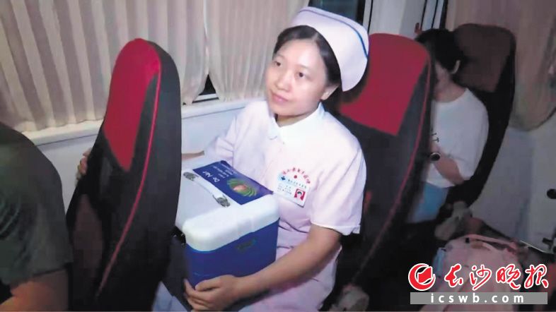 　　医护人员一路呵护装有干细胞的箱子。荧屏截图