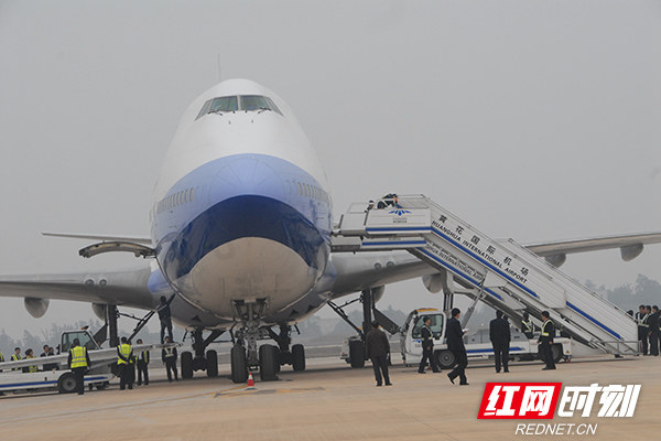 2010年，长沙机场进入大飞机时代 巨无霸波音747驾临.JPG