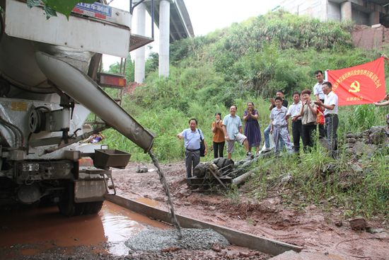 富蓝特集团援建回龙村道路建设项目开工