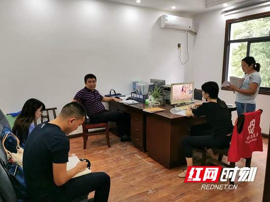 武陵源区驻村办深入迎宾路社区检查指导驻村帮扶工作