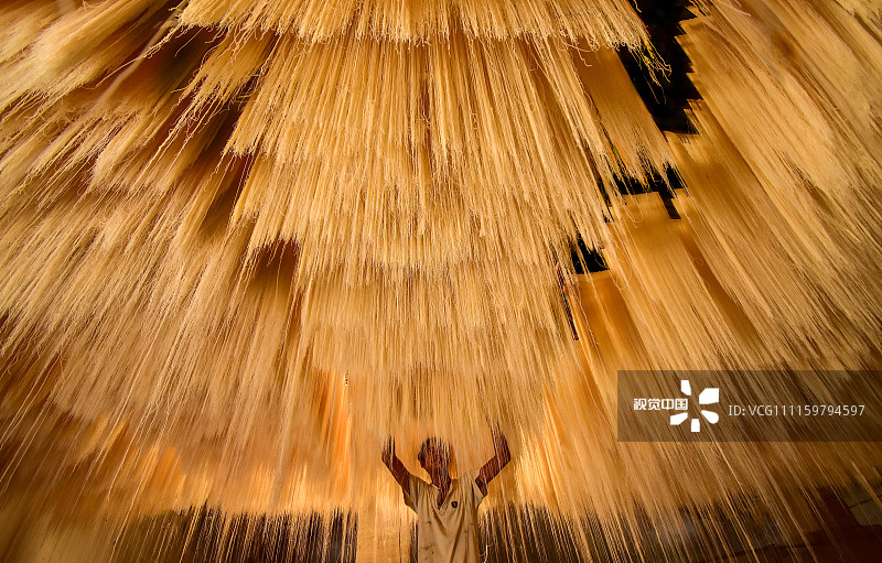 2018年7月27日讯（具体拍摄时间不详），27岁摄影师Abdul Momin在孟加拉国Dupchancia拍摄了一组工人晾晒面条的照片。这种面条叫做semai，是孟加拉国村民间的一道流行佳肴，由稻米，小麦和面粉制成，加工时混入牛奶和砂糖。面条成形后需悬挂在高处晾晒48小时，干燥后随即运往全国各地。