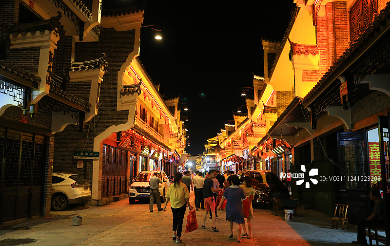 2019年8月29日深夜，在通往湖南省衡阳市南岳区南岳大庙的路上，民众在向大庙走去。