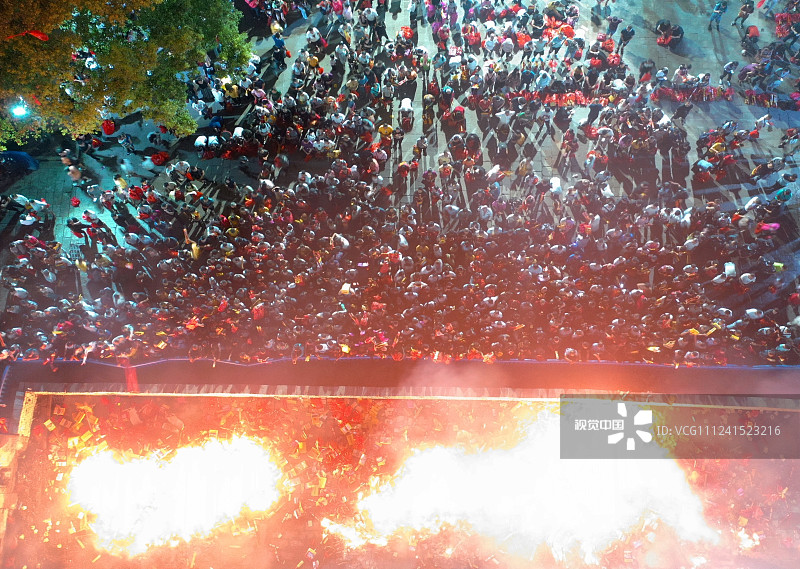 2019年8月29日深夜，在湖南省衡阳市南岳区南岳大庙圣帝殿前，民众在排队等候烧香。