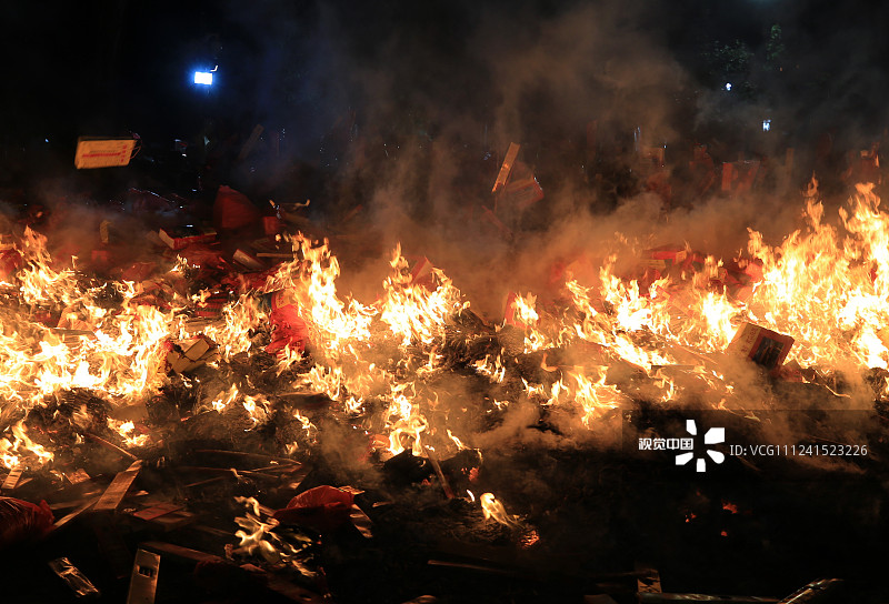 2019年8月30日（农历八月初一）凌晨 ，在湖南省衡阳市南岳区南岳大庙圣帝殿前，燃起的熊熊香火。