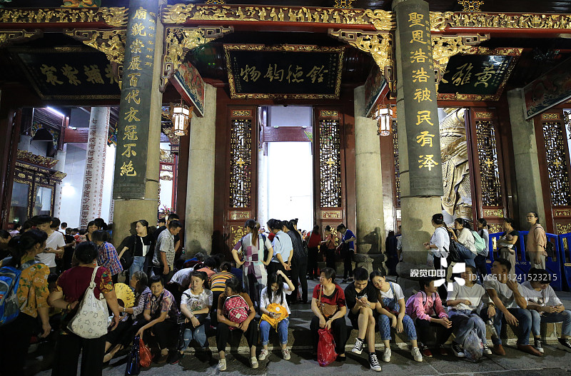 2019年8月29日深夜，在湖南省衡阳市南岳区南岳大庙圣帝殿前，民众在等候候着8月30日（农历八月初一）的到来。