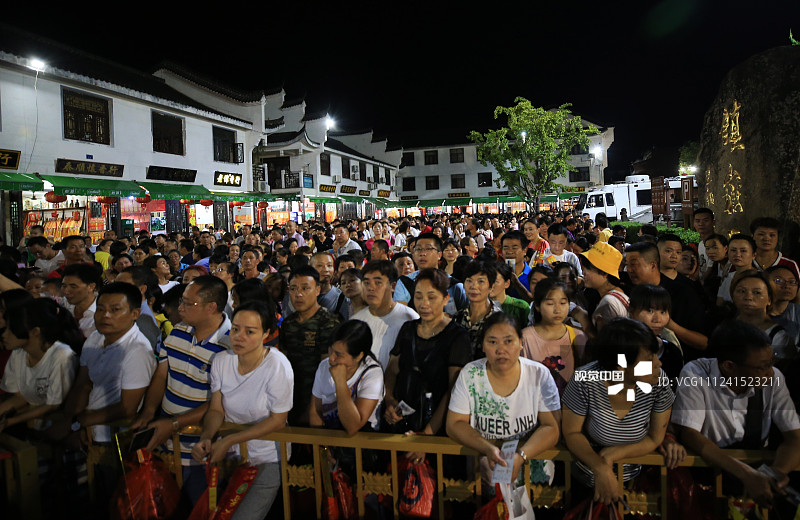 2019年8月29日深夜，在湖南省衡阳市南岳区南岳大庙前，民众在排队等候进入大庙。