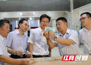 视频|人民币上新啦！发行首日长沙市民蹲点兑换“新票子”