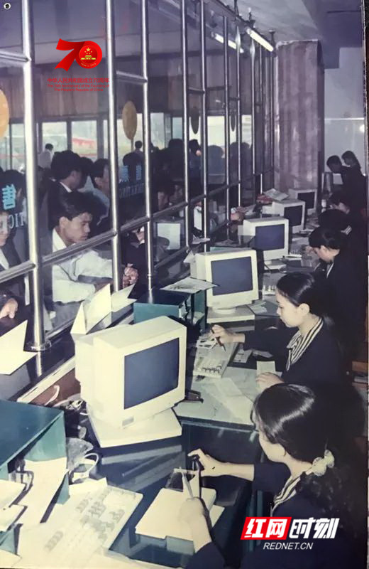 1995年，长沙民航酒店旁边的售票处，十来名工作人员坐在一排老式电脑前，查询航班信息。柜台外，一群穿着衬衫或西服的人，正挤在窗口咨询买票。供图：汤芳.jpg
