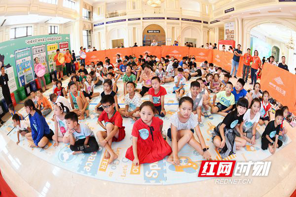 红网时刻8月31日讯（记者 岳瑾 通讯员 金麟）8月30日，在阳光城尚东湾，“有爱星城，绿色WE来”2019长沙垃圾分类科普研学营第三场活动如约而至。