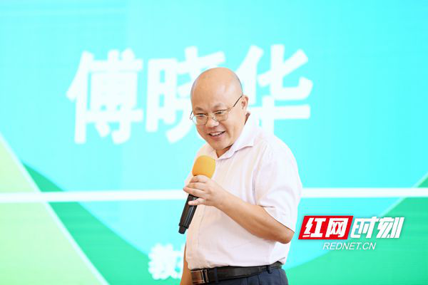 中南林业科技大学教授傅晓华通过妙趣横生的知识讲解，让小朋友们加深了对垃圾分类的认识，掌握了垃圾分类的基本技能。