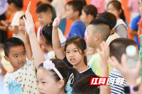 在互动提问环节，小朋友们争先恐后地举手。