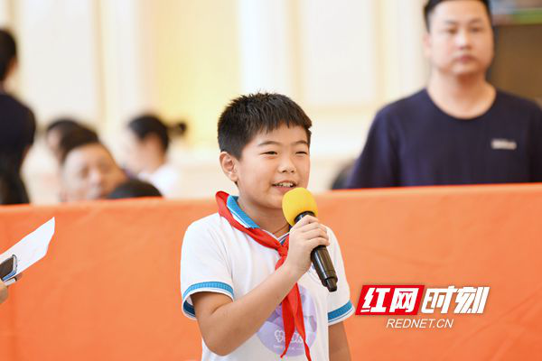 小朋友现场提问。