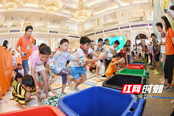 精彩的游戏环节——“垃圾分类大作战”将活动氛围推向高潮。