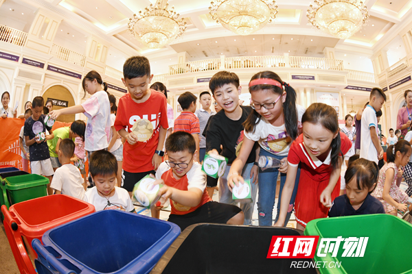 队员们需齐心协力将30个垃圾模型放入相对应的垃圾桶。