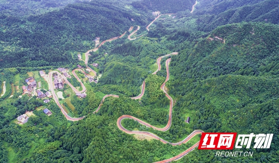 张家界武陵源：乡村致富路 山间舞飘带