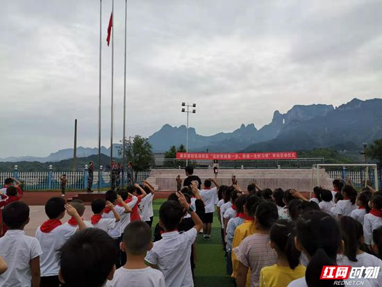 迈开军训第一步 养成一生好习惯——张家界崇实南校机场校区庆祝新中国成立70周年特色军训活动启动仪式