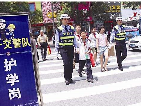开学前长沙交警启动百个护学岗