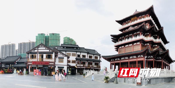 红网时刻9月2日讯（通讯员 关杨博  曾萍）古风古韵，仙气飘飘。周末，武冈同保楼兴起“汉服风”。几位汉服爱好者的到来，成为了一道亮丽的风景线。