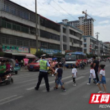 开学第一天  大通湖交警撑起秋季护学“安全伞”