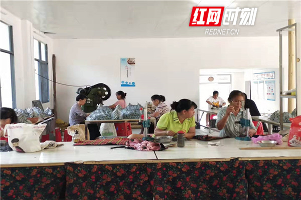 沙坪村扶贫车间  村民正在上班 (1)_副本.jpg