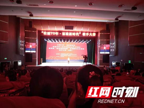 农民歌手在慈利剧院.jpg