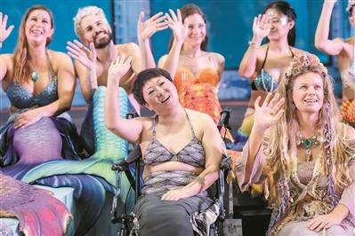 洪文佳(前排右二)和其他“美人鱼”在一起。 广州日报全媒体记者陈忧子摄 洪文佳(前排右二)和其他“美人鱼”在一起。 广州日报全媒体记者陈忧子摄