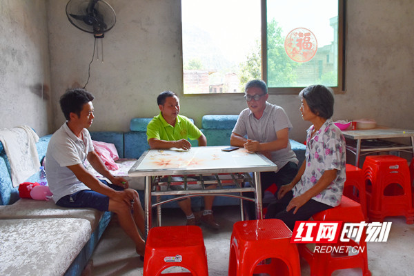 郑泽民与村干部一道走访贫困户。.jpg