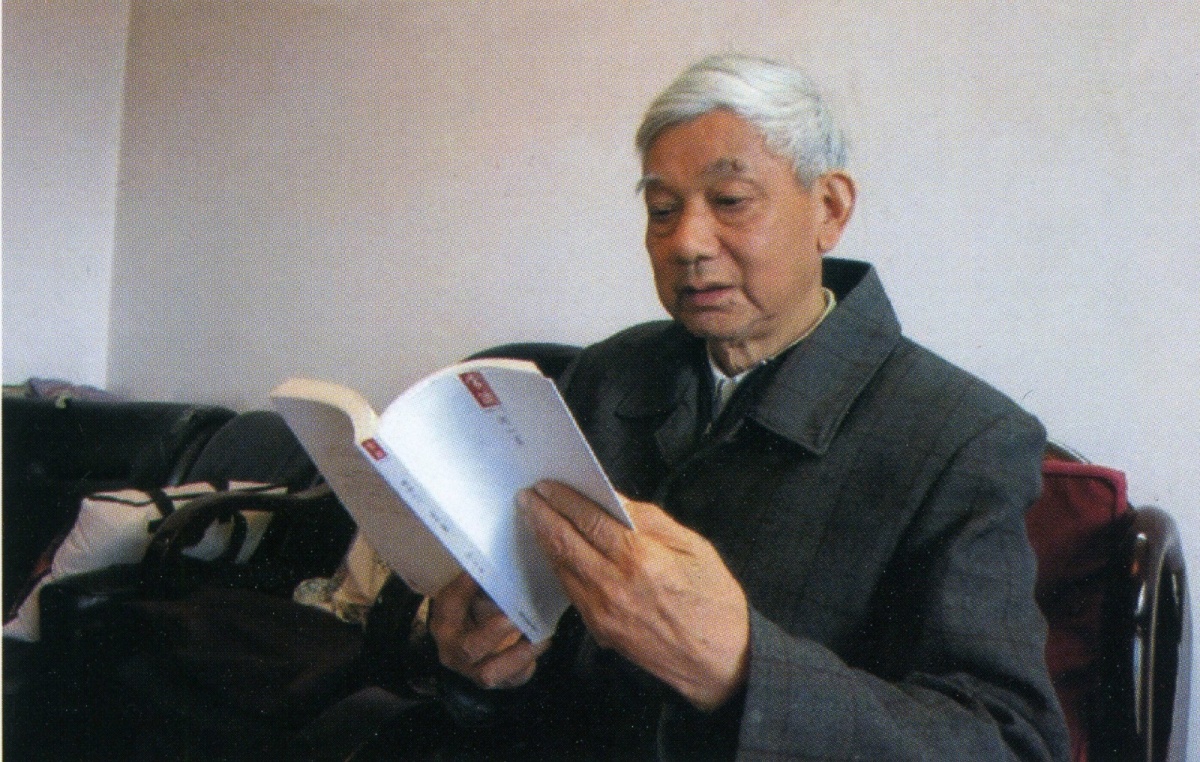 阅读书籍的李传友老人 阅读书籍的李传友老人
