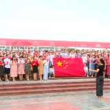 县城人民广场歌声嘹亮，看看是哪些人在唱？