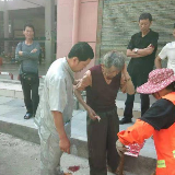 这名80多岁的老人摔伤后，他扶起了老人……