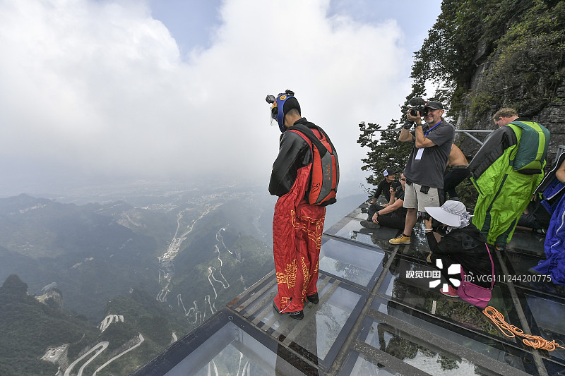 2019年9月3日，湖南张家界，翼装飞行运动员在海拔1400余米的天门山玉壶峰起跳台进行试飞训练，惊险刺激的飞行吸引了众多游客驻足观看。