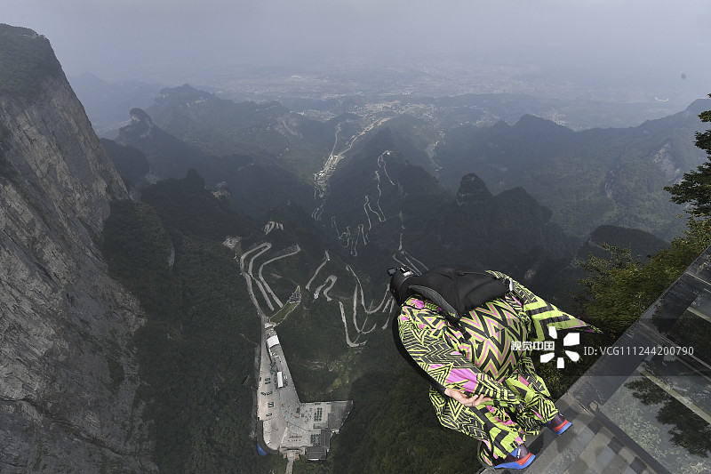 2019年9月3日，湖南张家界，翼装飞行运动员在海拔1400余米的天门山玉壶峰起跳台进行试飞训练，惊险刺激的飞行吸引了众多游客驻足观看。