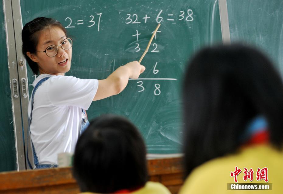 9月1日，江西省上饶市信州区灵溪邵坞小学，“90后”老师张缘正在和学校仅有的两名学生举行新学期开学第一天升旗仪式。当天是今年暑期过后新学期开学，张缘早早来到了大山深处学校，等待仅有的2名学生前来报到上学。麻雀虽小，五脏俱全。这所学校虽只有两名学生，但设施却非常齐全。在张缘的悉心教导下，两个孩子即使是在偏远的大山深处，也能接受到现代化的教育。文/卓忠伟 王欣 刘占昆 图/卓忠伟