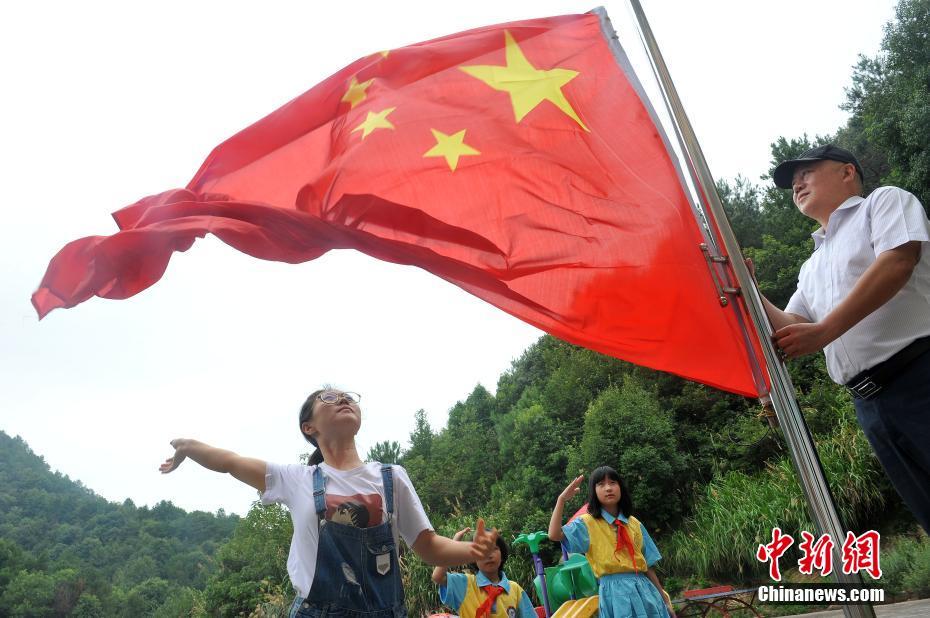 9月1日，江西省上饶市信州区灵溪邵坞小学，“90后”老师张缘正在和学校仅有的两名学生举行新学期开学第一天升旗仪式。当天是今年暑期过后新学期开学，张缘早早来到了大山深处学校，等待仅有的2名学生前来报到上学。麻雀虽小，五脏俱全。这所学校虽只有两名学生，但设施却非常齐全。在张缘的悉心教导下，两个孩子即使是在偏远的大山深处，也能接受到现代化的教育。文/卓忠伟 王欣 刘占昆 图/卓忠伟