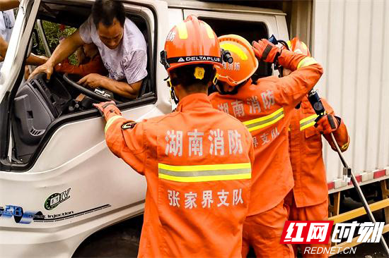 【平安消防】张家界：凌晨突发车祸3人被困 桑植消防紧急营救