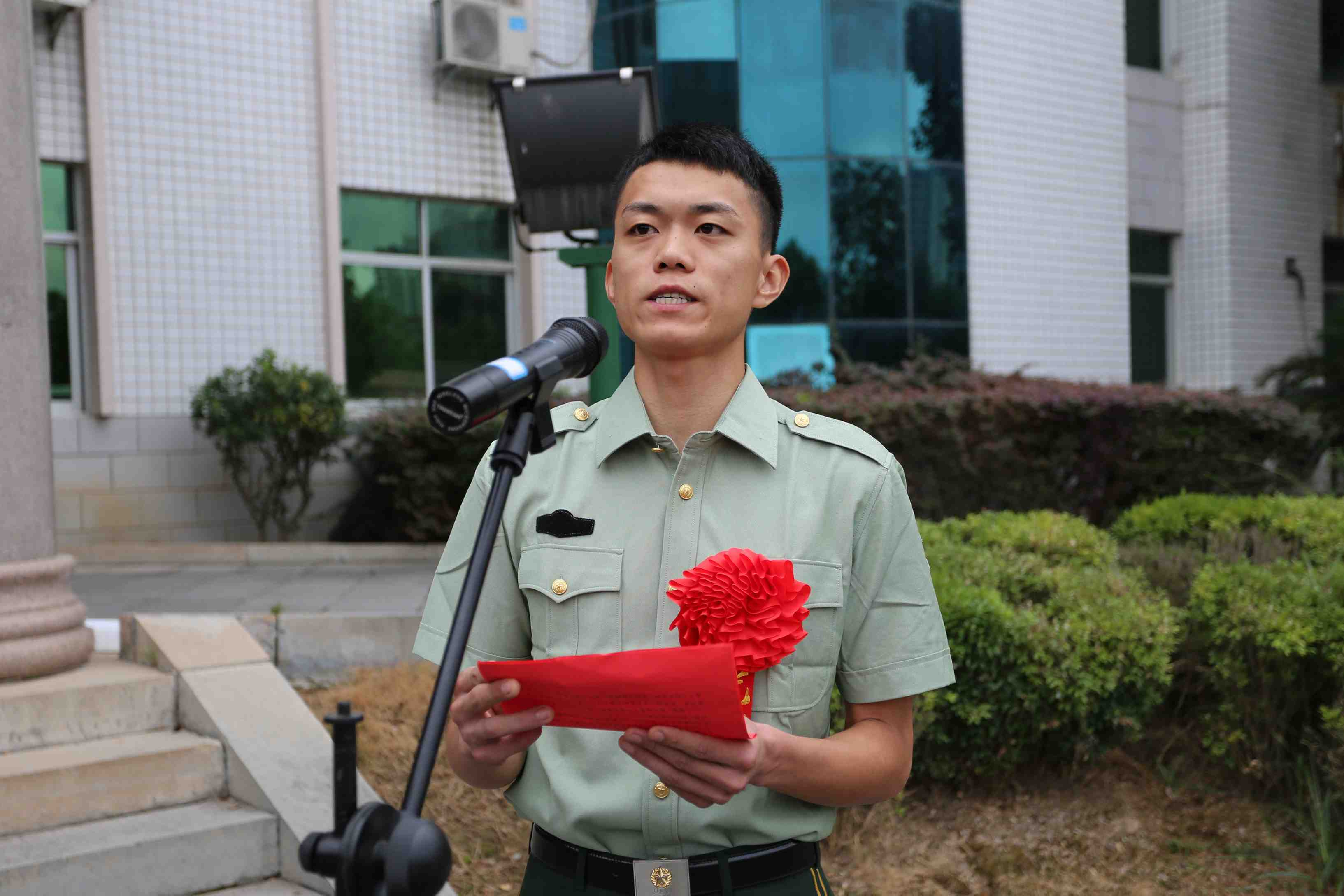 依然以軍姿昂首挺胸全體退伍老兵在臨行前,向武警部隊旗行軍禮告別