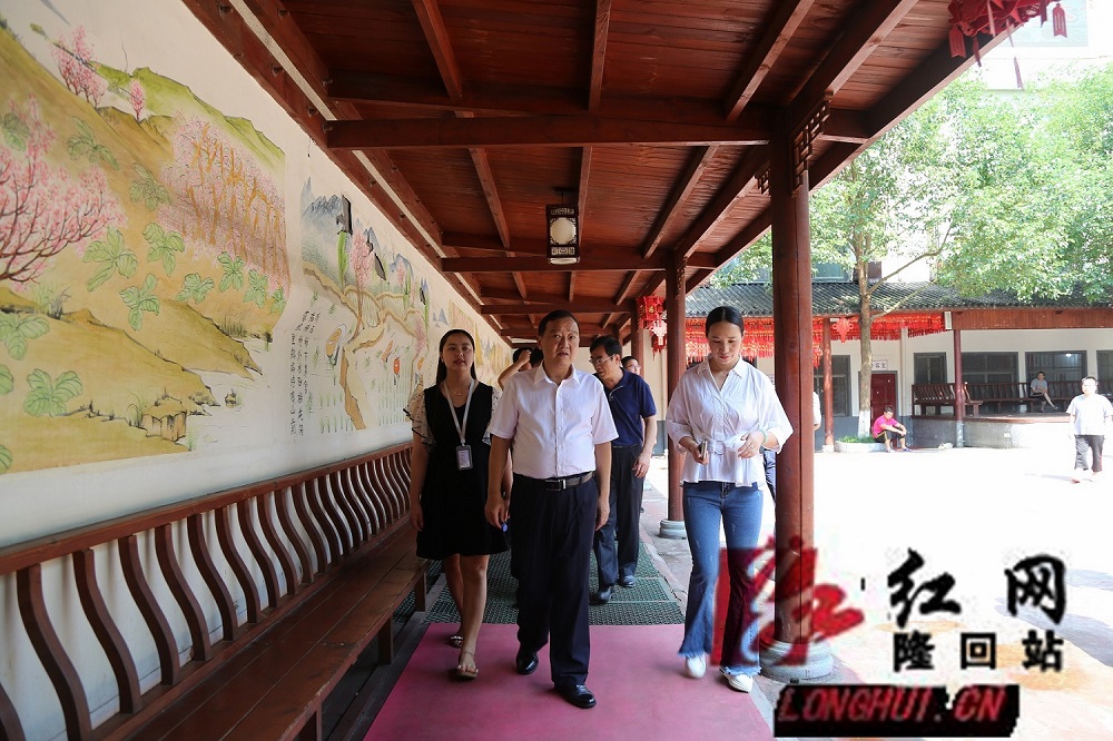 省人大常委会委员、社会建设委员会主任委员祁圣芳（左二）调研魏源养老院_副本.jpg