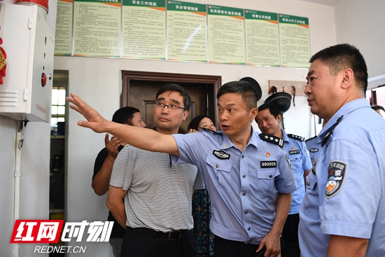 【警视窗】谢振华带队暗访督导 全面加强校园安全管理