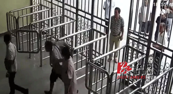 两男子强行闯进火车站.gif 两男子强行闯进火车站.gif