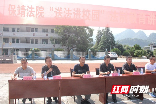 图为保靖法院驻水坝村第一书记进行法律知识宣讲.jpg 图为保靖法院驻水坝村第一书记进行法律知识宣讲.jpg