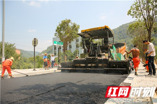 武陵源区：晴日沥青摊铺忙，岩门三街要通车